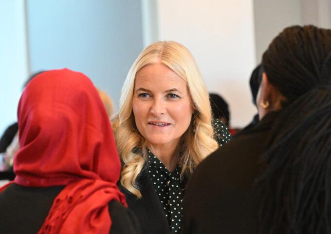 Kronprinsessen i samtale med bydelsmødrene Aster Sisay Yeyis og Semin Alizadah. Foto: Sven Gj. Gjeruldsen, Det kongelige hoff.